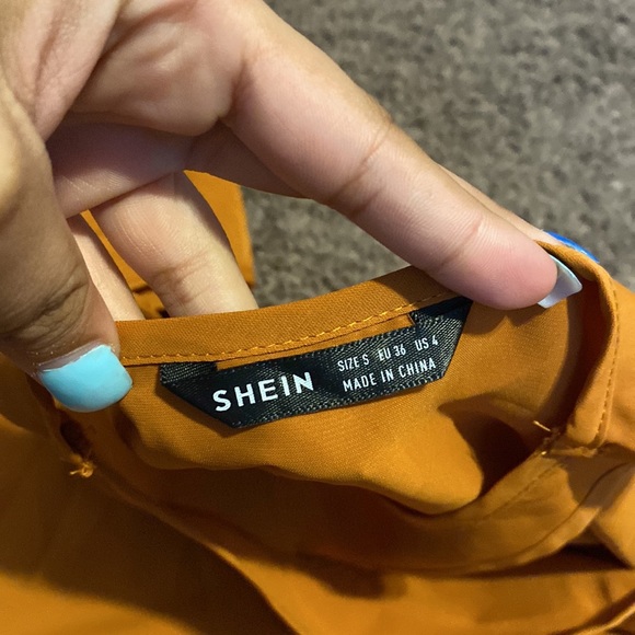 dressy top, shoulders are cut out - Picture 2 of 2